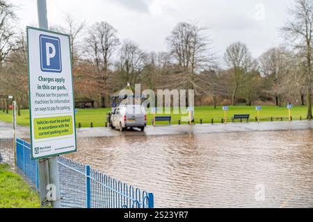 Stourport-on-Severn, Regno Unito. 6 gennaio 2024. Meteo nel Regno Unito: Quando la neve si scioglie e la pioggia aumenta, l'acqua inondazione colpisce la città fieristica di Stourport-on-Severn, una popolare gita di un giorno nell'entroterra e destinazione turistica nelle Midlands. Crediti: Lee Hudson/Alamy Live News Foto Stock