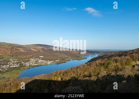 Vista di Llanberis e Llyn Padarn dalla cava Dinorwig di Eryri, Galles del Nord. Foto Stock