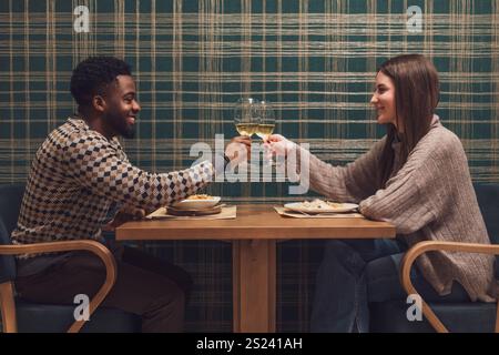 Una giovane coppia che ha una cena romantica al loro primo appuntamento. Foto Stock