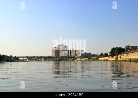 Baghdad, Bagdad in Iraq - 15 novembre 2024: Vista all'aperto della riva del fiume Tigri dal fiume Foto Stock