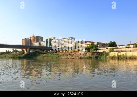 Baghdad, Bagdad in Iraq - 15 novembre 2024: Vista all'aperto della riva del fiume Tigri dal fiume Foto Stock