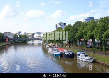 Saarbrücken, Saarland in Germania - 06 agosto 2024: Passeggiata lungo la riva del fiume Saar Foto Stock