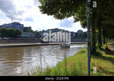 Saarbrücken, Saarland in Germania - 06 agosto 2024: Passeggiata lungo la riva del fiume Saar Foto Stock
