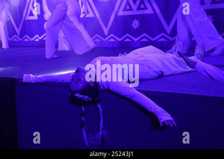 KIEV, UCRAINA - 5 GENNAIO 2025 - Un artista è sul palco durante le tradizioni del generoso spettacolo serale alla Casa Ucraina, Kiev, capitale dell'Ucraina. Shchedryi Vechir (serata generosa) è una festa popolare Ucraina celebrata il 31 dicembre, che è la vigilia di Capodanno sotto il calendario gregoriano. Foto Stock