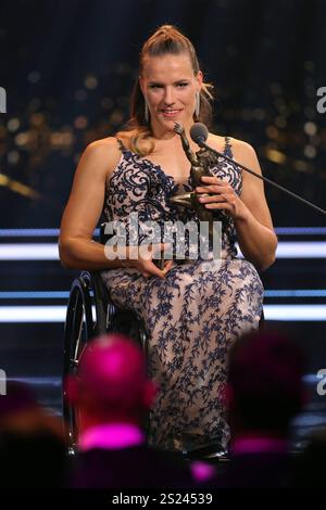 Sports Awards 2024 Catherine Debrunner Leichtathletik bei ihrer Dankesrede nach der Wahl als Paralympische Sportlerin des Jahres 2024. Verleihung der Sports Awards AM 05.01.2025 in den SRF-Studios im Zürcher Leutschenbach, Kanton Zürich, Schweiz. *** Sports Awards 2024 Catherine Debrunner Athletics durante il suo discorso di accettazione dopo essere stata nominata atleta paralimpica dell'anno 2024 Sports Awards cerimonia il 05 01 2025 presso gli SRF Studios di Zurigo Leutschenbach, Canton di Zurigo, Svizzera Foto Stock