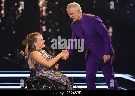 Sports Awards 2024 moderatore Rainer Maria Salzgeber gratuliert Catherine Debrunner Leichtathletik zur Wahl als Paralympische Sportlerin des Jahres 2024. Verleihung der Sports Awards AM 05.01.2025 in den SRF-Studios im Zürcher Leutschenbach, Kanton Zürich, Schweiz. *** Sports Awards 2024 Presenter Rainer Maria Salzgeber si congratula con Catherine Debrunner Athletics per la sua selezione come atleta paralimpica dell'anno 2024 cerimonia di premiazione sportiva il 05 01 2025 presso gli SRF Studios di Zurigo Leutschenbach, Canton Zurigo, Svizzera Foto Stock