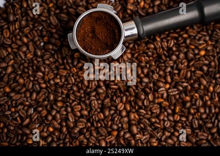 Supporto per la macchina da caffè. Macchina per caffè espresso HORN. Chicchi di caffè. Caffè macinato. Foto Stock