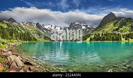 Vista panoramica di uno splendido lago turchese sulle montagne dell'Altai Foto Stock
