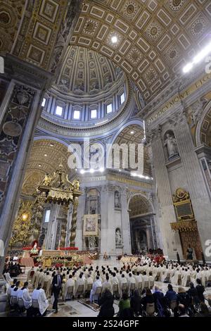 Vaticano, Vaticano. 6 gennaio 2025. **NO LIBRI** Italia, Roma, Vaticano, 2025/1/6 Papa Francesco presiede una messa Epifania a San Basilica di Pietro, in Vaticano. Fotografia di Katarzyna Artymiak /Catholic Press Photo Credit: Independent Photo Agency/Alamy Live News Foto Stock