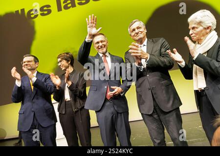 Dreikönigstreffen 2025 der FDP a Stoccarda. Von links Dr. Marco Buschmann MDB, designierter Generalsekretär der FDP, Judith Skudelny MDB, Generalsekretärin und Spitzenkandidatin der FDP Baden-Württemberg, Christian Lindner MDB, Bundesvorsitzender der FDP, Dr. Hans-Ulrich Rülke MDL, Landesvorsitzender der FDP Baden-Württemberg, Marie-Agnes Strack-Zimmermann MdEP, Mitglied des FDP-Präsidiums. // 06.01.2024: Stoccarda, Baden-Württemberg, Deutschland. *** Riunione Epifania 2025 del FDP a Stoccarda da sinistra Dr Marco Buschmann MDB, Segretario generale designato del FDP, Judith Skudelny MDB, S. Foto Stock