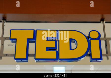 Deutschland, Baden-Wuerttemberg, Esslingen am Neckar 06.01.2025, Deutschland, GER, Baden-Wuerttemberg, Esslingen am Neckar, im Bild Themenbild, Stadtansichten, Tedi, Warenhaus, Billig, Trendsop, Waren, Handel, Einzelhandel, Schild, logo, Feature, Symbolbild Baden-Wuerttemberg *** Germania, Baden Wuerttemberg, Esslingen am Neckar 06 01 2025, Germania, GER, Baden Wuerttemberg, Esslingen am Neckar, immagine a tema nell'immagine, vedute della città, Tedi, grandi magazzini, economico, trendsop, merci, commercio, vendita al dettaglio, firma, logo, caratteristica, immagine simbolo Baden Wuerttemberg Deutschland, Baden-Wuerttemberg, Esslingen Foto Stock