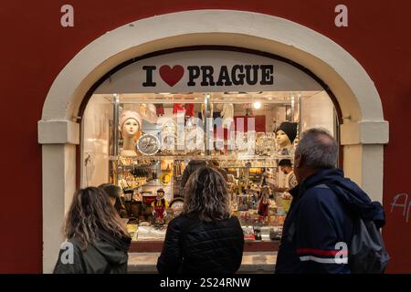 Praga, Repubblica Ceca. 3 ottobre 2024 - i visitatori ammirano i souvenir locali in un negozio Foto Stock