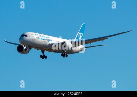 Aeropuerto de Madrid Barajas. Avión de Línea moderno de largo radio Boeing 787 de la aerolínea Española Air Europa aterrizando en el aeropuerto de Mad Foto Stock