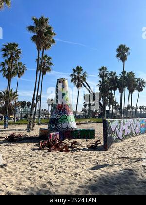 Venice Beach vibranti graffiti, palme, cielo blu, coste sabbiose e struttura iconica. Un'istantanea perfetta della cultura costiera californiana Foto Stock