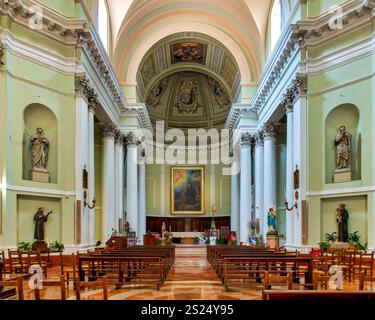 L'interno della Chiesa di San Francesco a Foligno, Italia, espone l'architettura neoclassica ridisegnata nel 1796 da Andrea Vici. Foto Stock