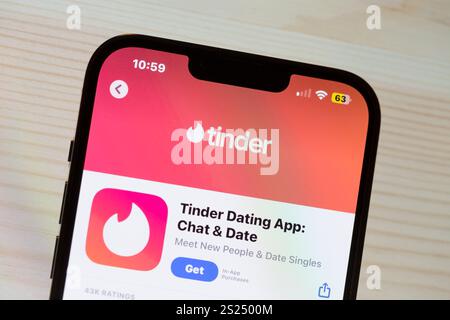 Ostersund, Svezia - 4 gennaio 2025. App per incontri Tinder su uno smartphone. Tinder è un'applicazione di incontri online e di geosocial networking lanciata nel 2012. Foto Stock