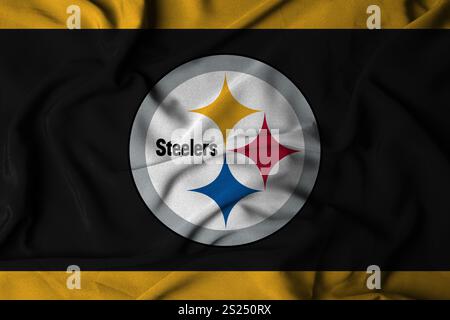 Pringsewu, Lampung; 5 gennaio 2025; texture di una bandiera ondulata con il logo della squadra di football americano della NFL Pittsburgh Steelers, Stati Uniti. 3D. Foto Stock