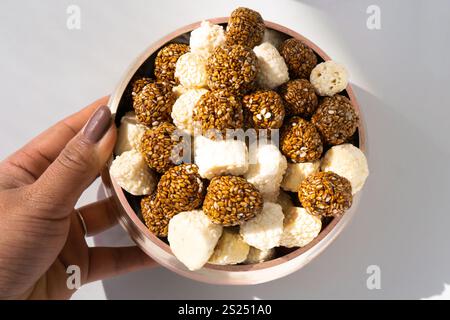 Festival indù Makar Sakranti, alias Maghe Sankranti Jaggery, palle di sesamo ecc.. Foto Stock