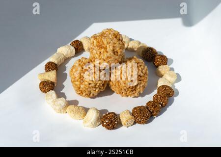 Festival indù Makar Sakranti, alias Maghe Sankranti Jaggery, palle di sesamo ecc.. Foto Stock