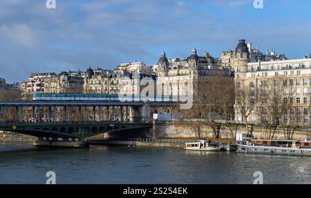 Treno della metropolitana sul Pont de Bir Hakeim a Parigi Foto Stock