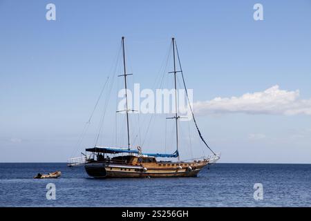 Nave a vela navigando sul mare Mediterraneo Foto Stock