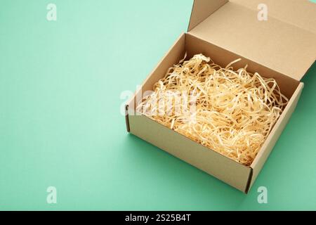 Scatola di carta marrone scatola di cartone su sfondo di menta. Vista dall'alto Foto Stock
