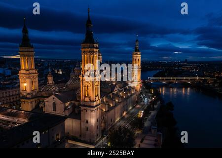Vista aerea della Basilica della Cattedrale di nostra Signora della colonna illuminata di notte durante il Natale, Saragozza, Spagna Foto Stock
