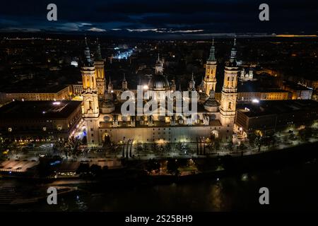 Vista aerea della Basilica della Cattedrale di nostra Signora della colonna illuminata di notte durante il Natale, Saragozza, Spagna Foto Stock