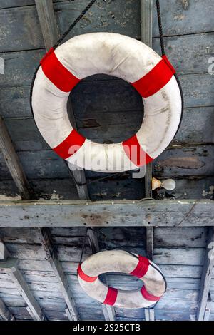 Lifebuoy sul soffitto di un vecchio traghetto Foto Stock