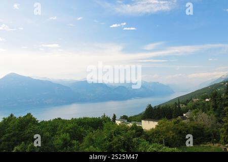 Sopra la vista del Lago di Garda dai monti del Monte Baldo, in Italia Foto Stock