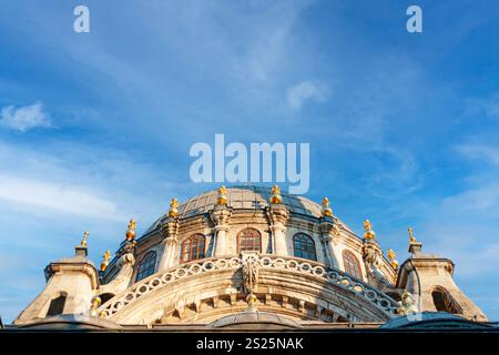 La moschea si trova nel quartiere Beyoglu della città, vicino al sito della fonderia canonica fondata da Mehmed II Foto Stock