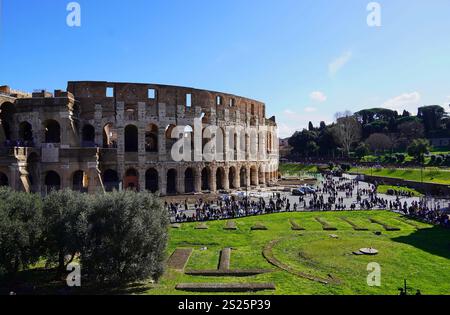 Vista dell'enorme anfiteatro del Colosseo a Roma, Italia Foto Stock
