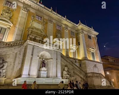 Fontana della Dea Roma di fronte a Palazzo Senatorio, Piazza del Campidoglio, Roma, Italia. Foto Stock