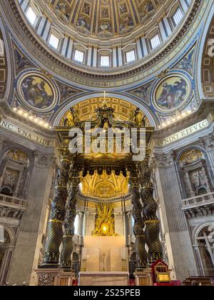 Baldachin del Bernini nella Basilica di San Pietro, città del Vaticano, Roma, Italia. Foto Stock