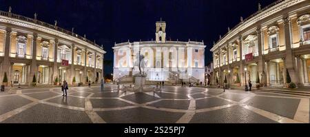 Statua di Marco Aurelio di fronte a Palazzo Senatorio, Piazza del Campidoglio, Roma, Italia. Palazzo nuovo è sulla sinistra e Palazzo dei Conser Foto Stock