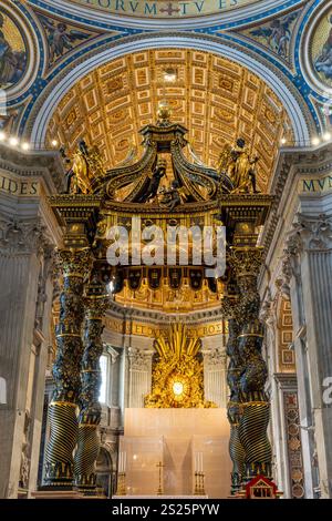 Baldachin del Bernini nella Basilica di San Pietro, città del Vaticano, Roma, Italia. Foto Stock