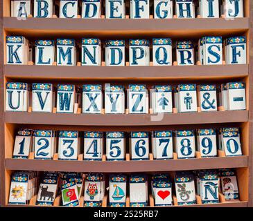 Porto, Portogallo, 25 dicembre 2024: Alfabeto e numeri in ceramica: Una mostra colorata di Vila Nova de Gaia Foto Stock