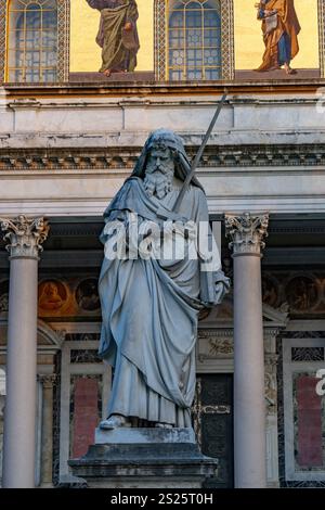 La statua di San Paolo di fronte alla Basilica di San Paolo fuori le Mura, Roma, Italia. Foto Stock