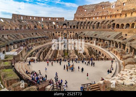 Interno del Colosseo Romano o Anfiteatro Flavio a Roma, Italia. I tunnel sotto il pavimento dell'arena erano chiamati ipogeo. Foto Stock