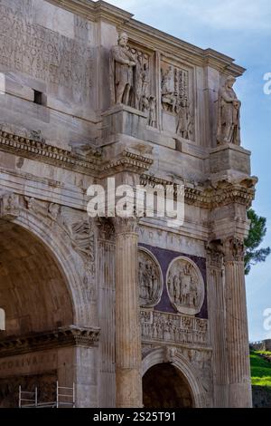 Particolare dell'Arco di Costantino, un arco trionfale nel Parco Archeologico del Colosseo a Roma, Italia. Foto Stock
