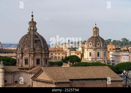 Cupole della Chiesa dei Santi Luca e Martina e Chiesa del Santissimo nome di Maria al foro Traiano di Roma, Italia, con la colonna di Traiano scommessa Foto Stock