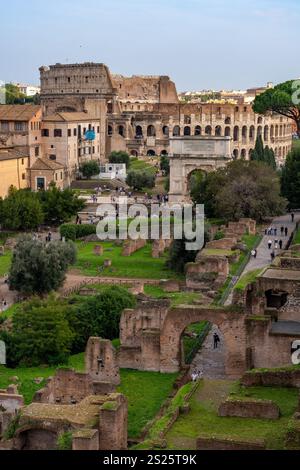 Vista del Colosseo e dell'Arco di Tito e del foro Romano dal Colle Palatino a Roma, Italia. Foto Stock
