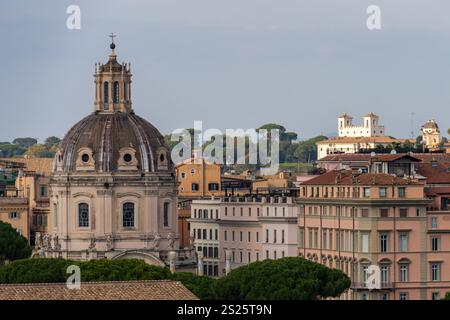 Cupola della Chiesa del Santissimo nome di Maria al foro Traiano di Roma, Italia. L'edificio bianco dietro a destra è Villa Medici. Foto Stock