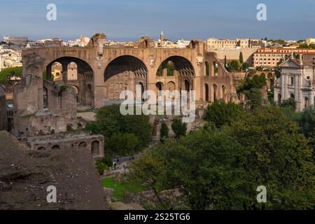 Basilica di Massenzio e Costantino nel foro Romano nel Parco Archeologico del Colosseo a Roma, Italia. Foto Stock