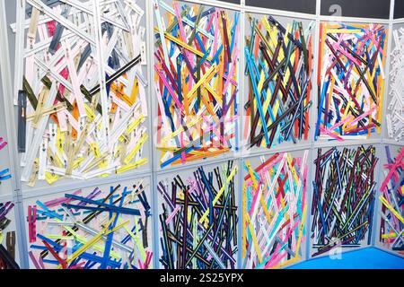 Cerniere per scarpe e vestiti in vetrina in un negozio Foto Stock