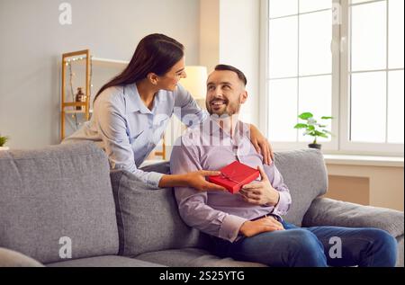 Adorando la coppia di san valentino in vacanza a casa, abbracciando uomo e donna si congratulano con l'anniversario Foto Stock