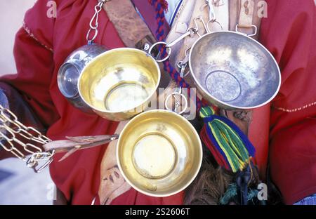 Acqua tradizionale venditore presso la piazza Djemma del Fna Square nella città vecchia di Marrakech in Marocco in Nord Africa. Foto Stock