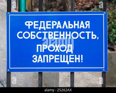 Un segno che dice "proprietà federale, nessun Trespassing". Traduzione del testo: "Proprietà federale, nessun Trespassing" Foto Stock