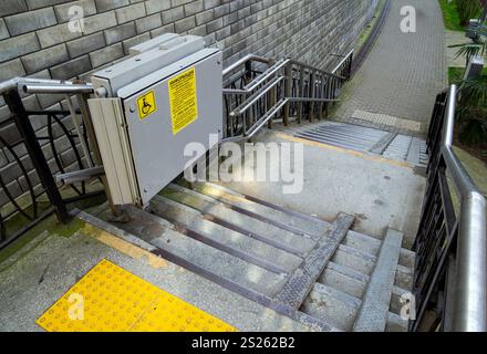 Sochi, Russia - 19 marzo 2024: Scalinata dotata di piattaforma mobile per disabili, Sochi Foto Stock
