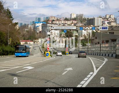 Sochi, Russia - 19 marzo 2024: Incrocio stradale vicino allo stadio Slava Metreveli, Kurortny Prospekt, Sochi Foto Stock